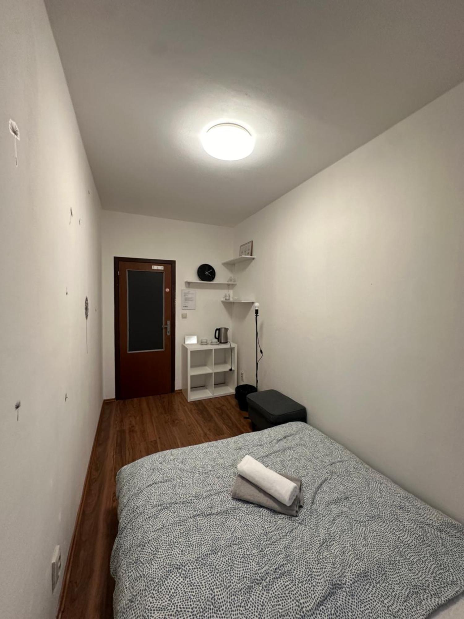 Room 1 Km From Center Bratislava Exteriör bild